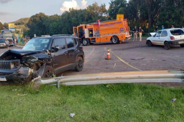 Imagem referente a notícia: Idoso morre em violenta colisão entre Jeep e Fiesta na BR-277 em Guaraniaçu
