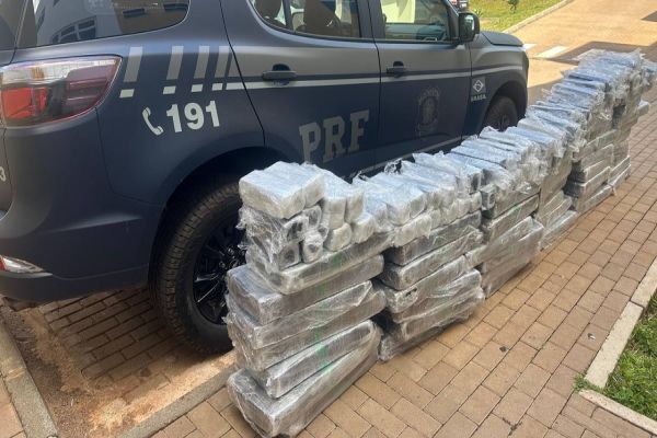 Imagem referente a notícia: PRF prende quadrilha com 521kg de maconha escondidos em carga de móveis em Cascavel