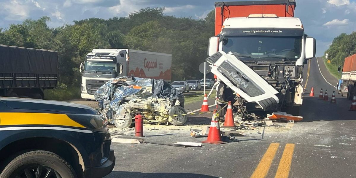 Idoso de 61 anos morre na hora em violenta colisão frontal na BR-277 em Prudentópolis