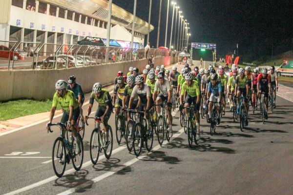 GP Cascavel de Ciclismo ilumina a noite com emoção e velocidade no Autódromo Zilmar Beux