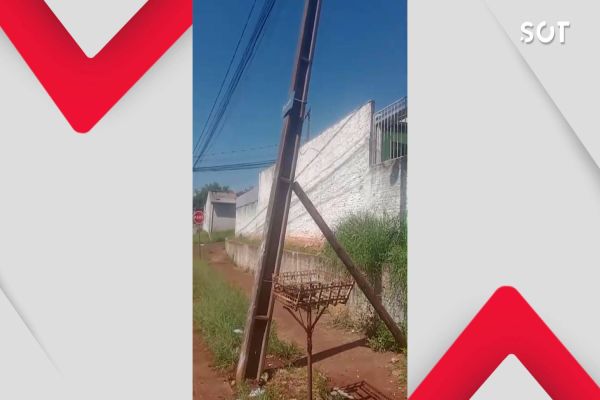 Moradores do Bairro Periolo temem queda de poste de iluminação