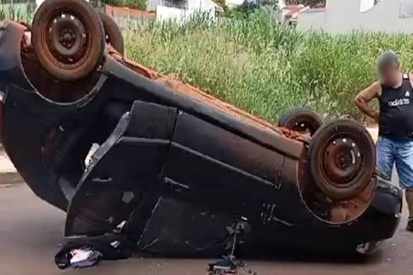 Carro capota na Vila Paulista em Toledo e motorista foge do local