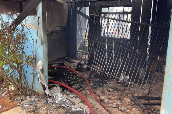 Incêndio destrói duas casas no Jardim Melissa, em Cascavel