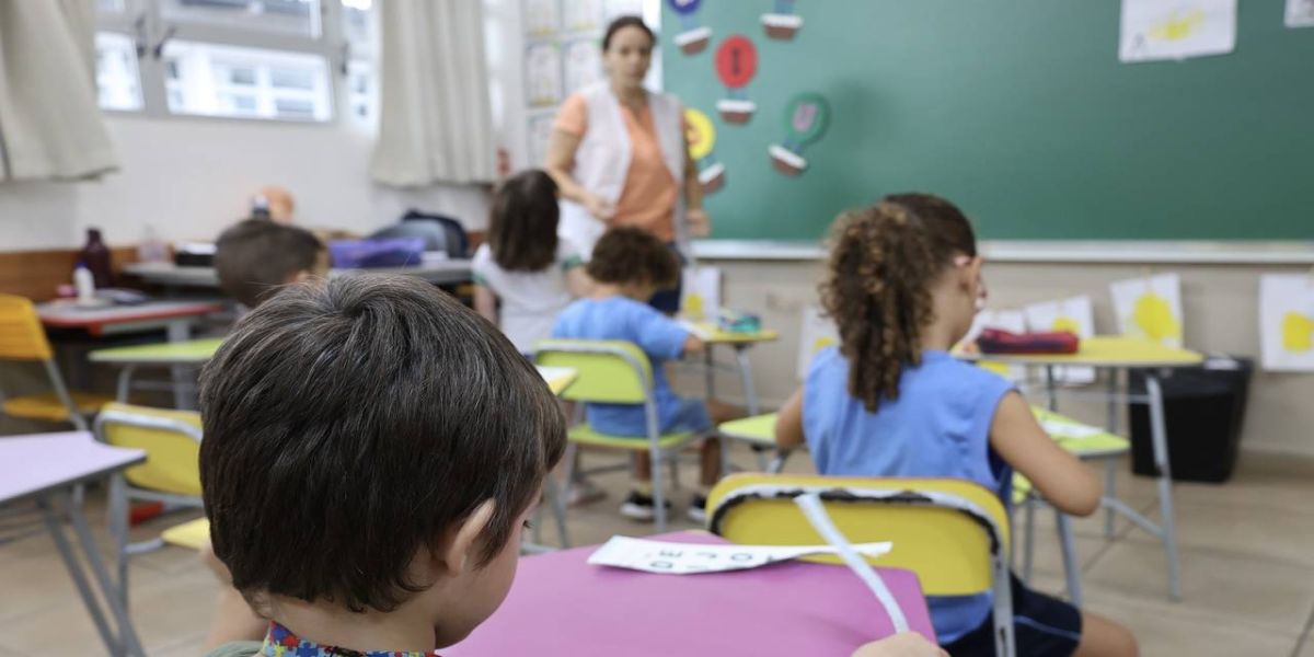 Convocação de 64 profissionais não supre déficit na Educação municipal, diz Siprovel