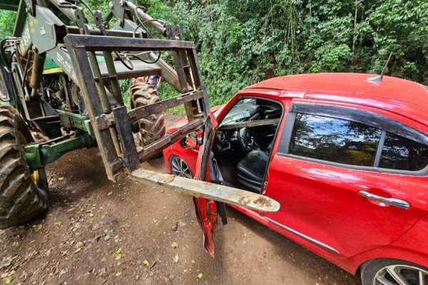 Imagem referente a notícia: Milagre: Grávida de 6 meses fica ferida em acidente com trator no interior de Itapiranga