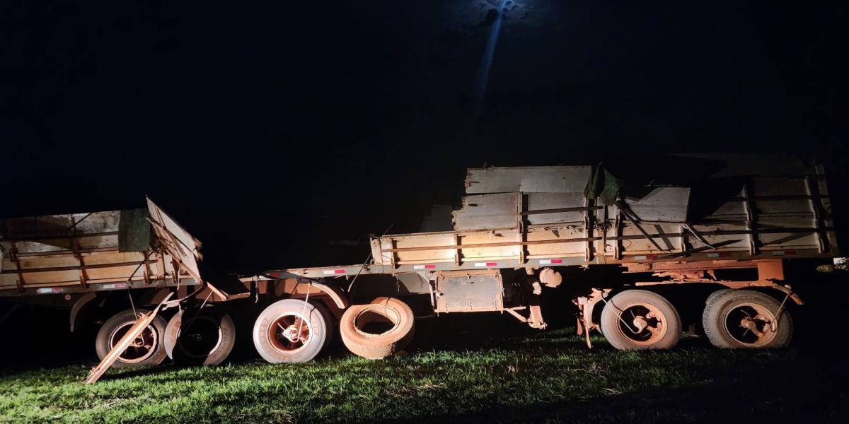Caminhão tomba na PR-317 em São José das Palmeiras; Motorista sai Ileso