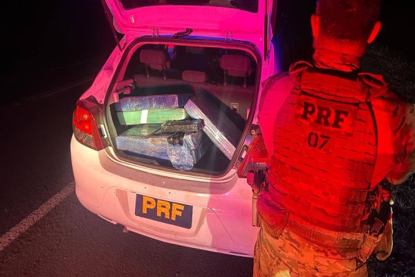 Imagem referente a notícia: Casal de traficantes é preso pela PRF com 150 kg de maconha em Santa Tereza do Oeste