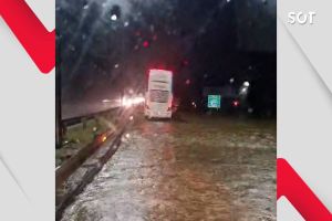 Imagem referente à notícia: Temporal: Enxurrada alaga posto fiscal na BR-101 em Garuva