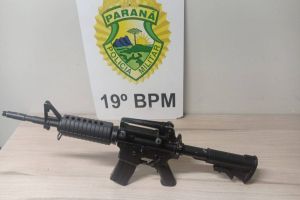 Imagem referente à notícia: Falsos policiais civis são presos em Santa Helena com simulacro de fuzil