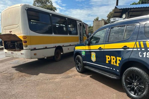 Ônibus da morte! PRF flagra veículo superlotado, sem segurança e com motorista suspenso na BR-277