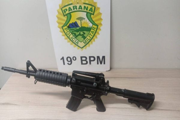 Imagem referente a notícia: Falsos policiais civis são presos em Santa Helena com simulacro de fuzil