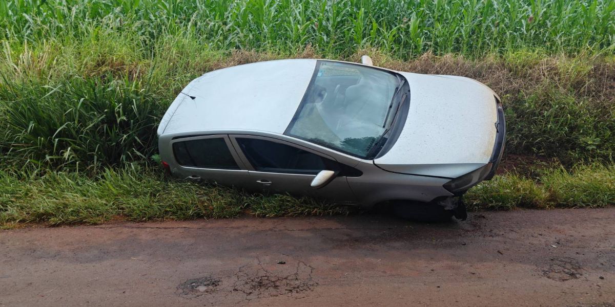 Carro sai da pista e colide com barranco na PR-239 em Iracema do Oeste