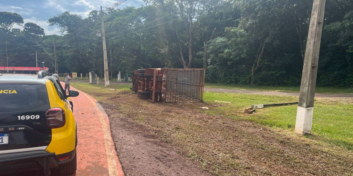 Caminhão tomba na PR-364 em dia chuvoso; motorista sofre ferimentos leves