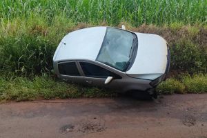 Imagem referente à notícia: Carro sai da pista e colide com barranco na PR-239 em Iracema do Oeste