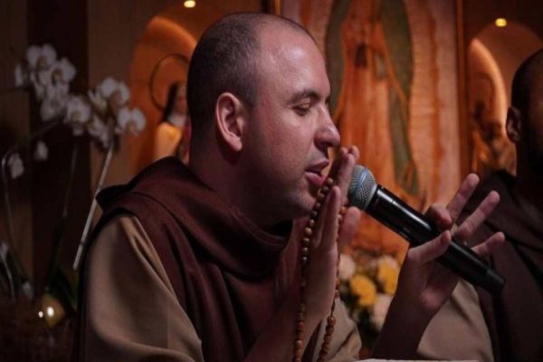 Quem é Frei Gilson, líder mobiliza milhões de fiéis e se destaca como fenômeno da fé e da música