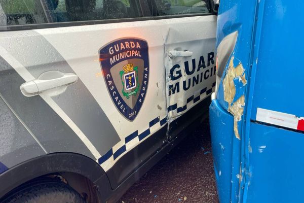 Ônibus e viatura da Guarda Municipal se envolvem em acidente na Avenida Rocha em Cascavel