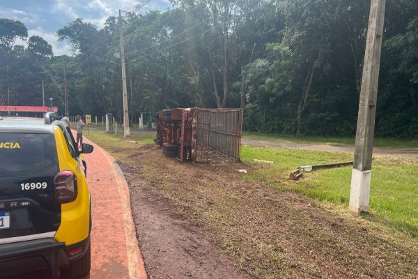Caminhão tomba na PR-364 em dia chuvoso; motorista sofre ferimentos leves