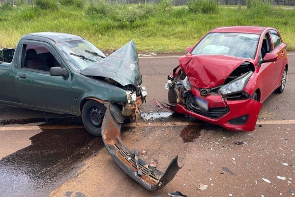 Mulher fica presa às ferragens após forte colisão frontal na marginal da PRC-467 em Cascavel
