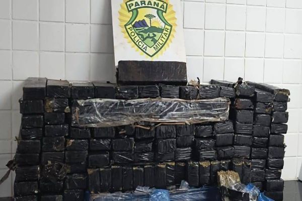 Imagem referente a notícia: Perseguição em alta velocidade termina com apreensão de 85kg de maconha em Santa Tereza do Oeste