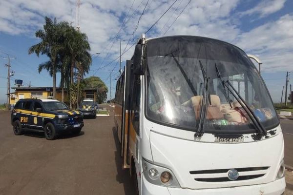 Em menos de 15 dias, PRF flagra mesma empresa transportando paraguaios sem condições no Paraná