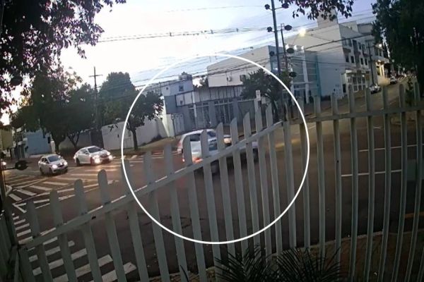 Câmera flagra colisão entre carro e moto no centro de Cascavel