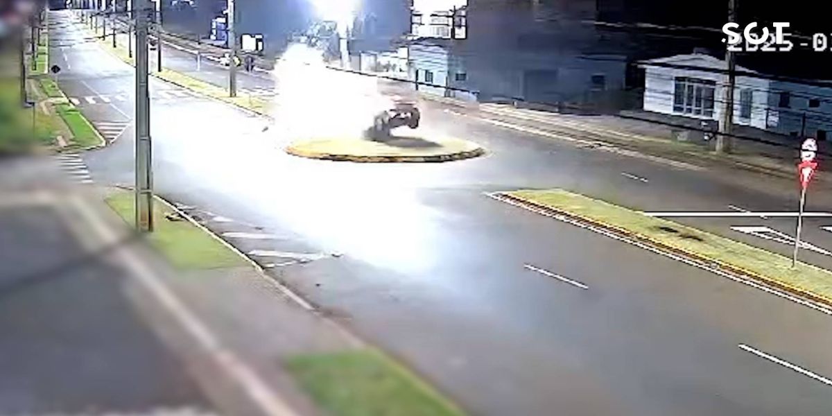 Carro colide em poste e condutor foge após acidente em Marechal Cândido Rondon