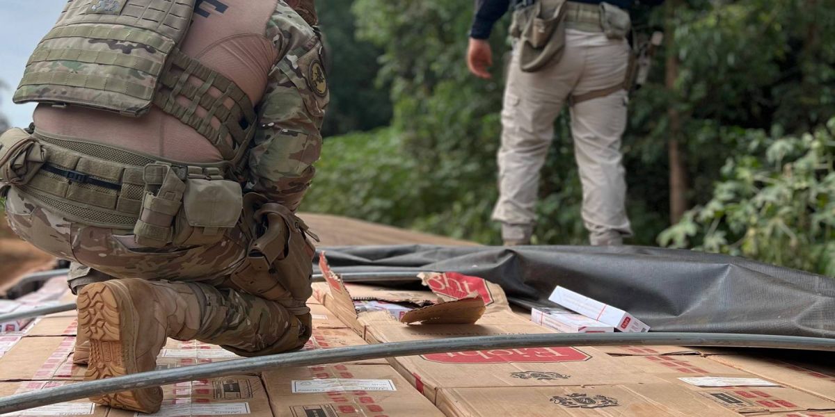 Caminhão com 300 mil maços de cigarros contrabandeados é apreendido pela PRF no Paraná