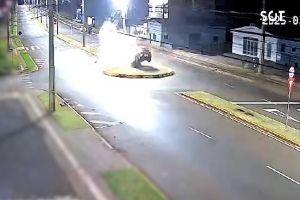 Imagem referente à notícia: Carro colide em poste e condutor foge após acidente em Marechal Cândido Rondon