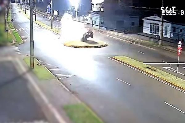 Imagem referente a notícia: Carro colide em poste e condutor foge após acidente em Marechal Cândido Rondon