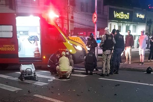 Motociclista fica ferido após fugir de blitz e colidir com BMW no centro de Cascavel