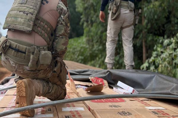 Caminhão com 300 mil maços de cigarros contrabandeados é apreendido pela PRF no Paraná