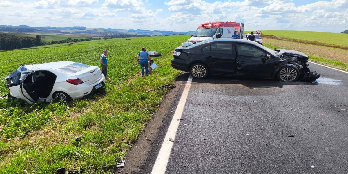Mulher morre e criança fica ferida em colisão frontal entre dois carros na PR-493, no sudoeste do PR