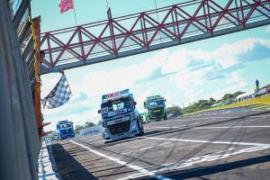Imagem referente à notícia: Paranaenses encerram a Fórmula Truck no Uruguai com vitória no Troféu SpeedMax