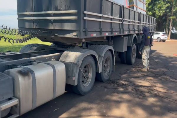 PRF flagra caminhão com excesso de carga e descumprimento de lei do descanso na BR-277
