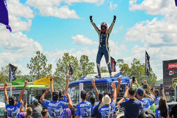 Imagem referente a notícia: Túlio Bendo conquista 2ª vitória consecutiva na Fórmula Truck
