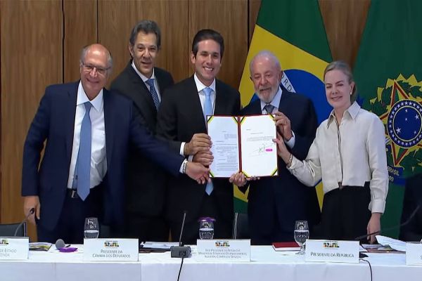 Lula assina projeto de lei que isenta Imposto de Renda para quem ganha até R$ 5 mil