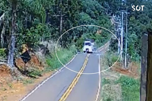 Caminhão invade pista contrária e mata dois irmãos em rodovia do Paraná