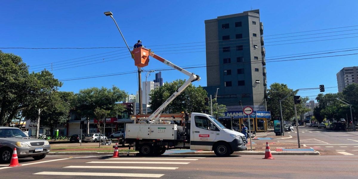 Fios soltos causam curto-circuito e preocupam moradores no centro de Cascavel