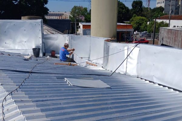 Prefeitura de Corbélia realiza troca de telhado para solucionar problemas estruturais