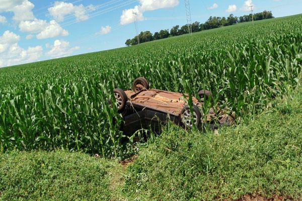 Jovem de 21 anos sofre ferimentos em capotamento na PR-497 em São Miguel do Iguaçu