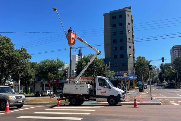 Fios soltos causam curto-circuito e preocupam moradores no centro de Cascavel