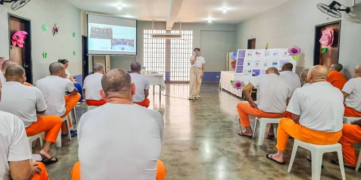 Bia Alcantara realiza palestra sobre violência contra a mulher para apenados