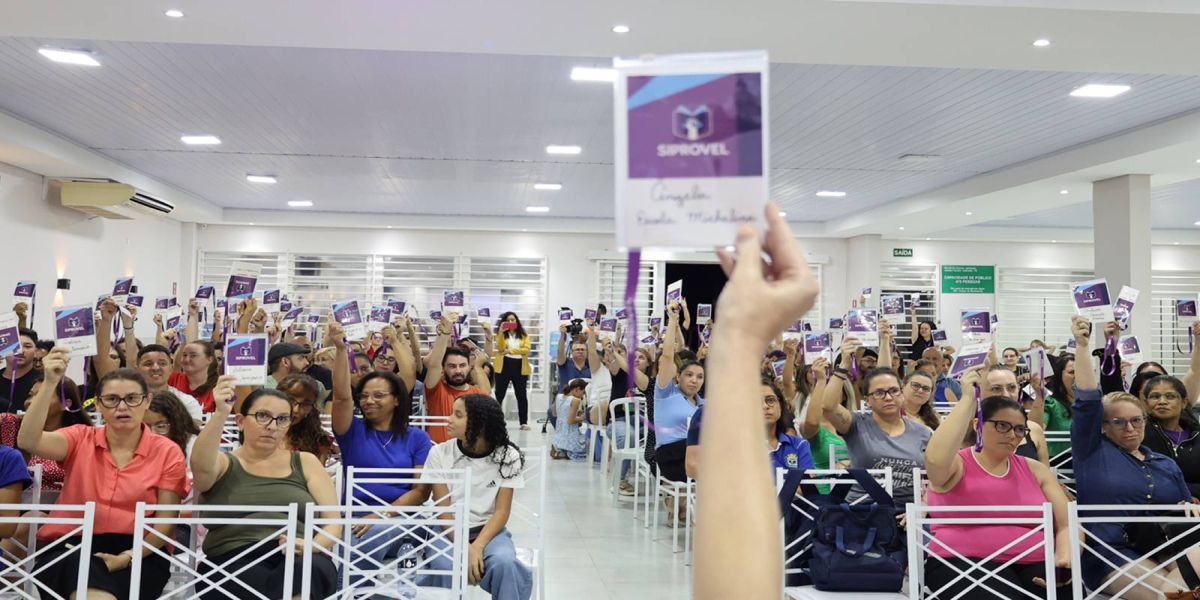 Professores aprovam reajuste de 6,27% e mantêm cobrança por 22,36% de defasagem salarial