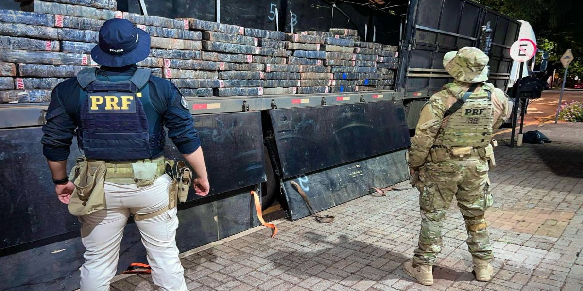 PRF apreende carreta carregada com 1,6 toneladas de maconha no oeste do Paraná