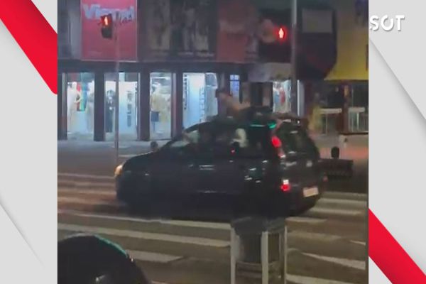 Imprudência no trânsito: Homem é flagrado no capô de carro em movimento no centro de Cascavel