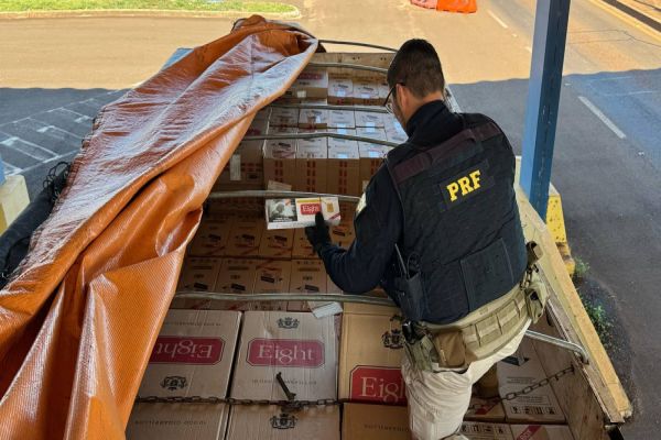 PRF apreende carreta estrangeira com 400 mil maços de cigarros contrabandeados em Guaíra