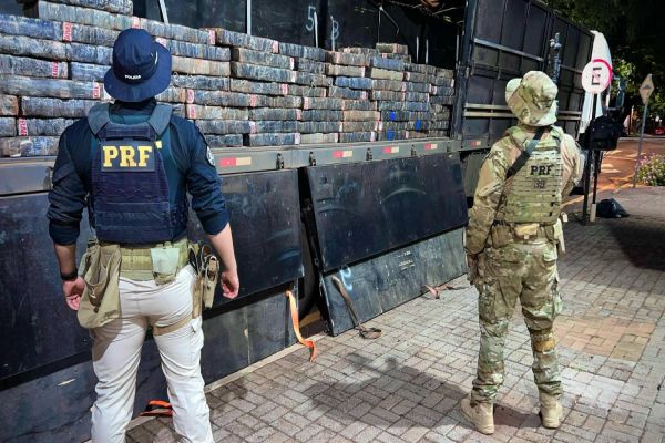 PRF apreende carreta carregada com 1,6 toneladas de maconha no oeste do Paraná