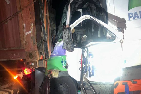 Colisão traseira entre ambulância e caminhão deixa três feridos na BR-376 em Curitiba
