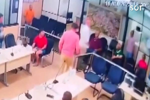 Briga entre vereadores termina em socos e empurrões dentro da Câmara de Assaí, no Paraná