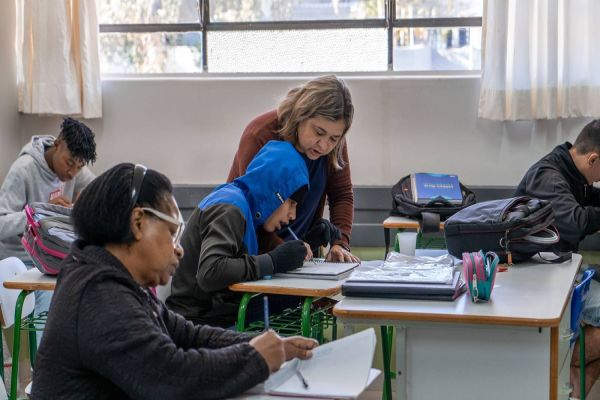 Quer aprender a ler e escrever? Alfabetiza Paraná está com inscrições abertas até maio